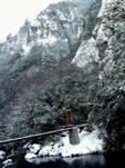 雪の出雲・立久恵峡とつり橋